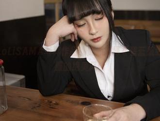 精选洛璃LoLiSAMA写真作品：倾心演绎《碧蓝航线》赤城礼服的绝美风情