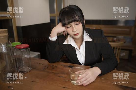 精选洛璃LoLiSAMA写真作品：倾心演绎《碧蓝航线》赤城礼服的绝美风情