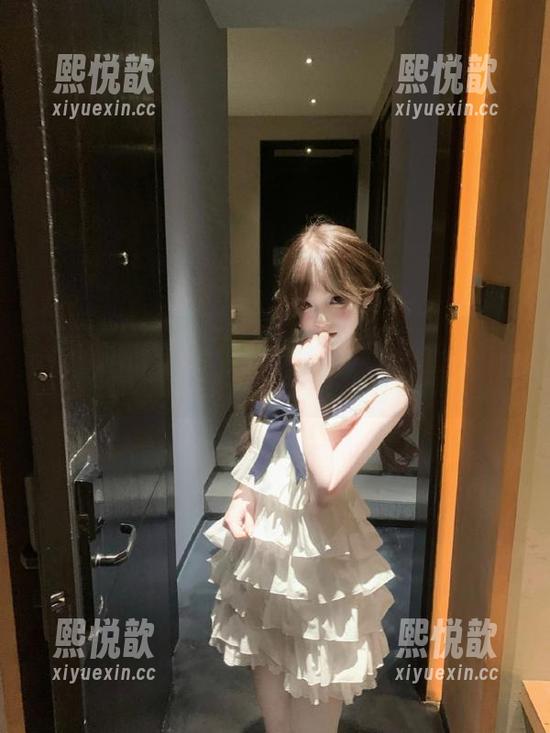 爱蜜社 - 小丽莎萌萌哒女友写真集：精选梦幻场景中的甜蜜与浪漫探秘