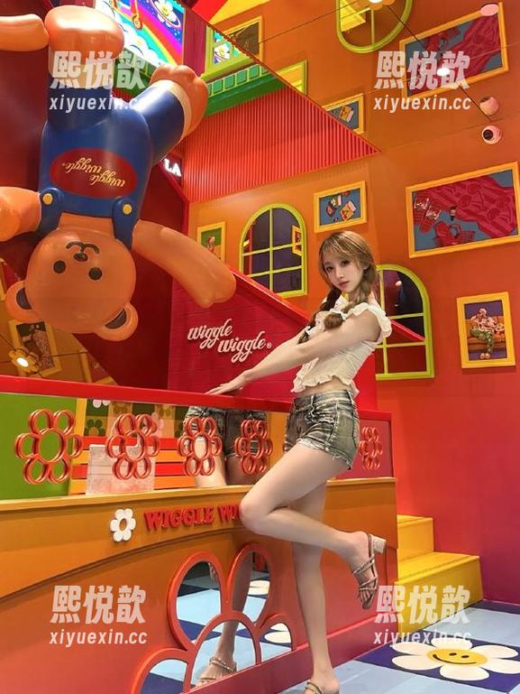 爱蜜社 - 王曼妮好Q制服作品集分享：每一张都展现独特的风格