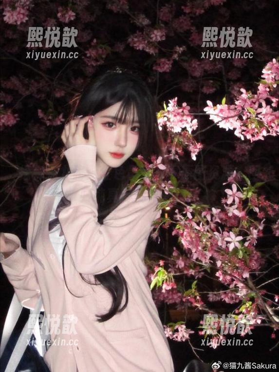 探秘猫九酱：红色吊带写真原图资源，回归纯真与优雅之美！