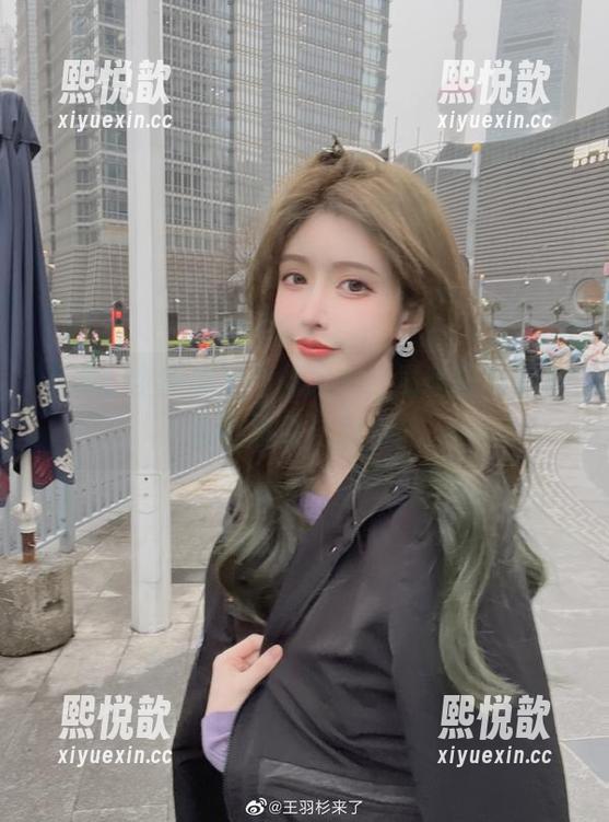 王羽杉全新美足作品发布，最新写真展现独特风采与魅力！