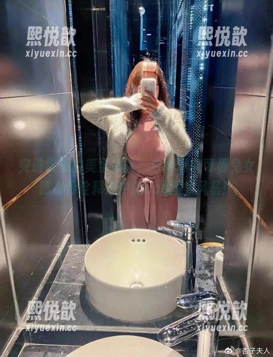 突破常规的美学体验，白烨烨以可畏兔女郎身份诠释心中的cos图集风暴！