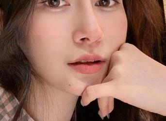 白银81的丝袜写真照片合集：每张都如同小精灵般，让人心动不已！