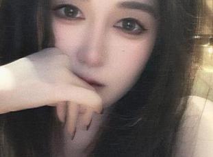 在线体验白银81泳装的清新魅力，精彩图片带你走进她的美丽世界！