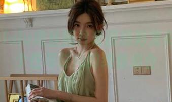白露Bululu肉丝照片套图精彩发布：尽显个性与时尚的绝佳组合