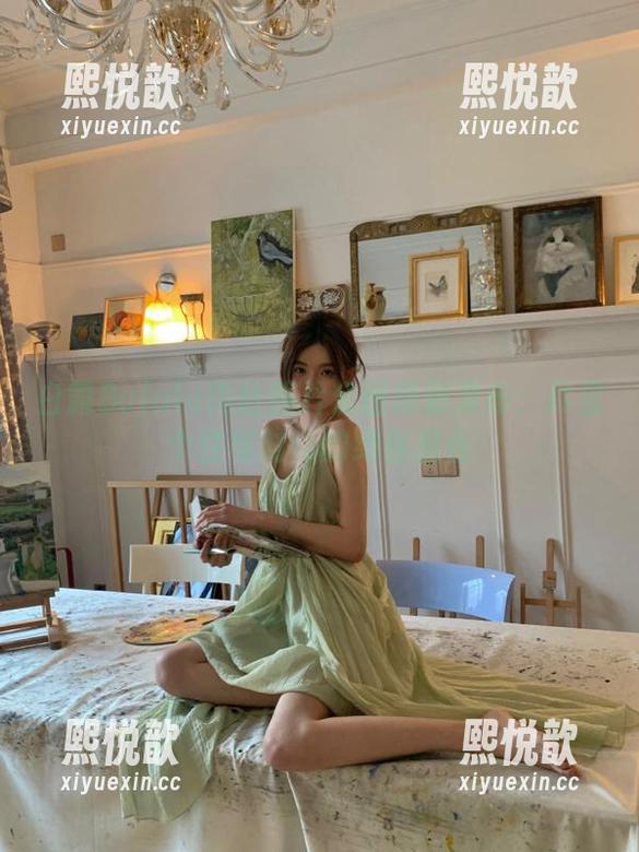 白露Bululu肉丝照片套图精彩发布：尽显个性与时尚的绝佳组合