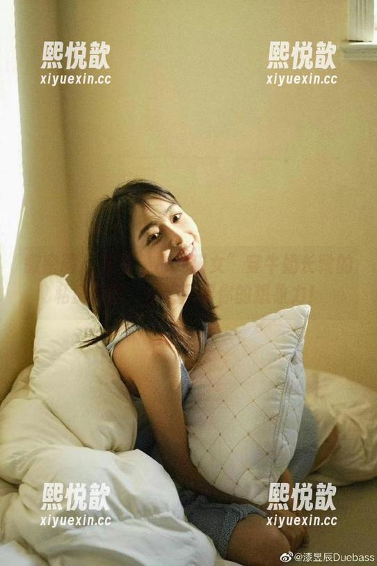 微密圈 - 来看“白龙猫女”穿牛奶长靴的私房原图，彻底颠覆你的想象力！