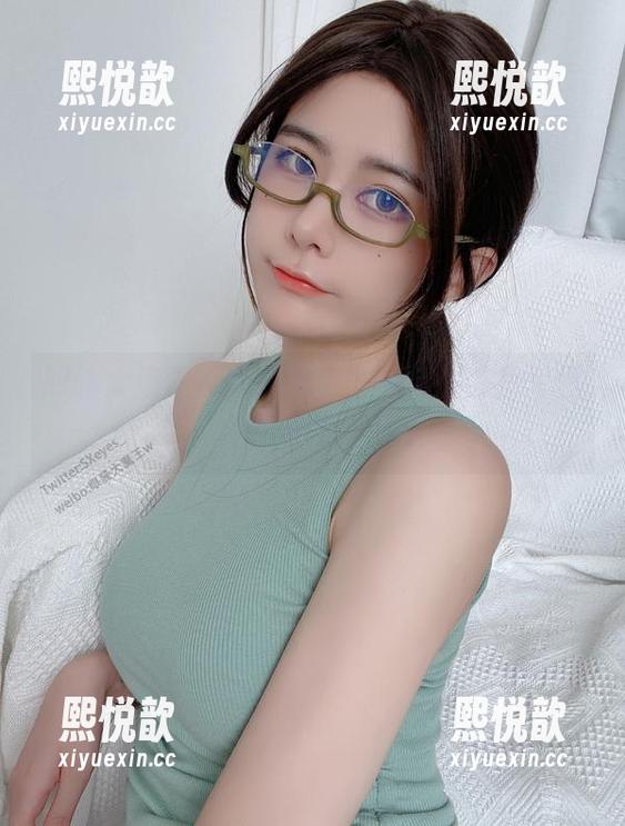 眼酱大魔王w演绎水手服风情的私房写真，瞬间捕获你的心