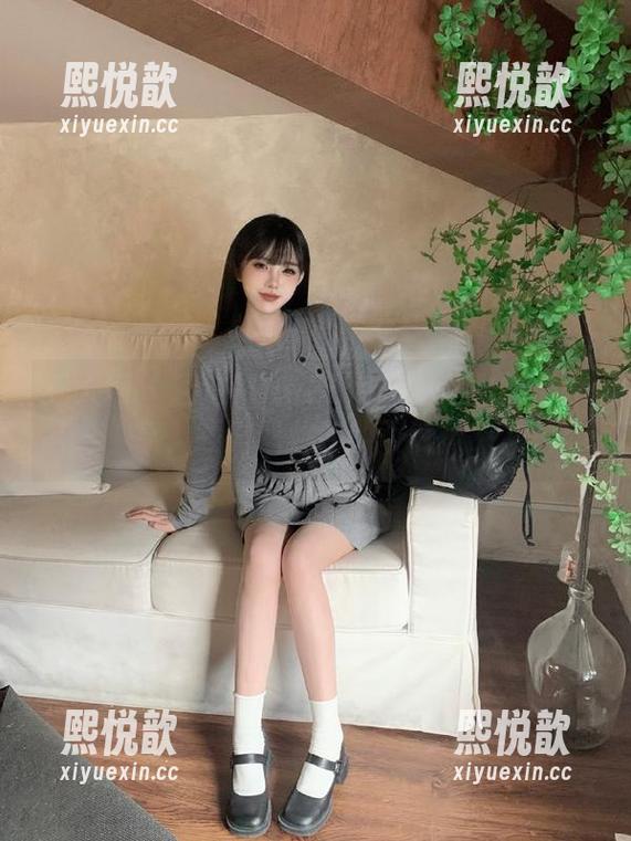 秀人网 - 通过MODEL伊若的专业图库分享，领略职业装的百变风采