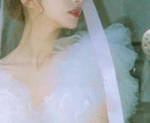 秀人网 – “久久Aimee御姐”写真合集：她的每一个眼神都在诉说故事