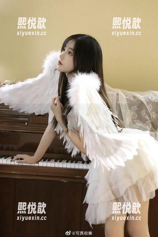 秀人网 - 冷月yuer与温柔交织的世界：探索她的写真作品网盘