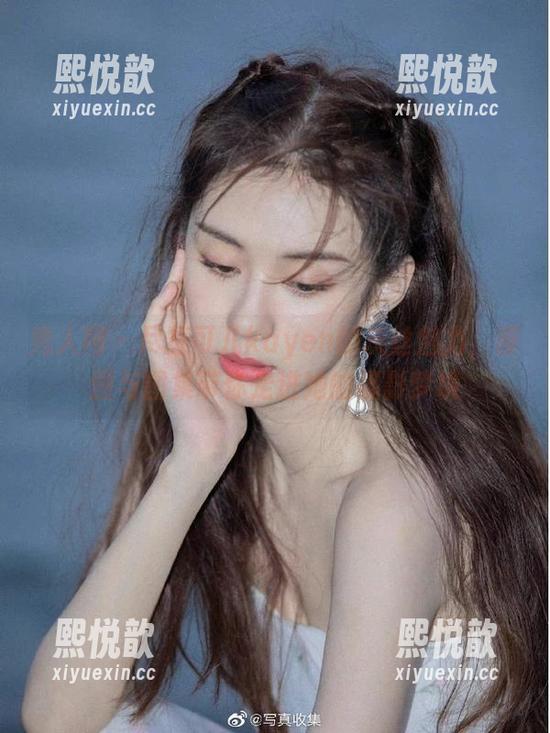 秀人网 - 尽览可儿kayen的灰丝魅力，原图与图集带你走进她的摄影梦境