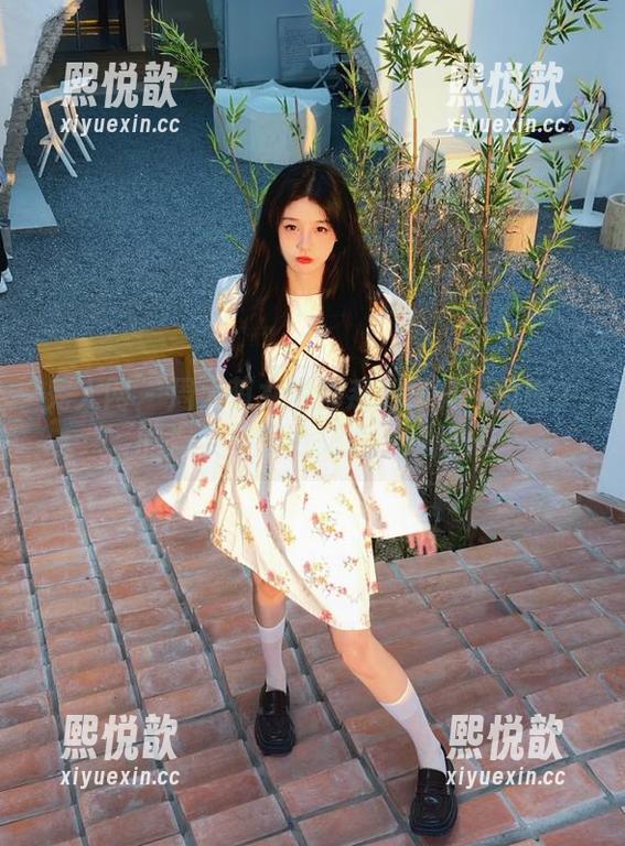秀人网 - 周大萌女教师系列写真：原图中的温柔与智慧交汇的瞬间！