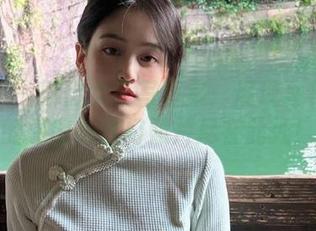 秀人网 – 娜比女王写真集：展现独特风采的原图与梦幻照片尽在此处！