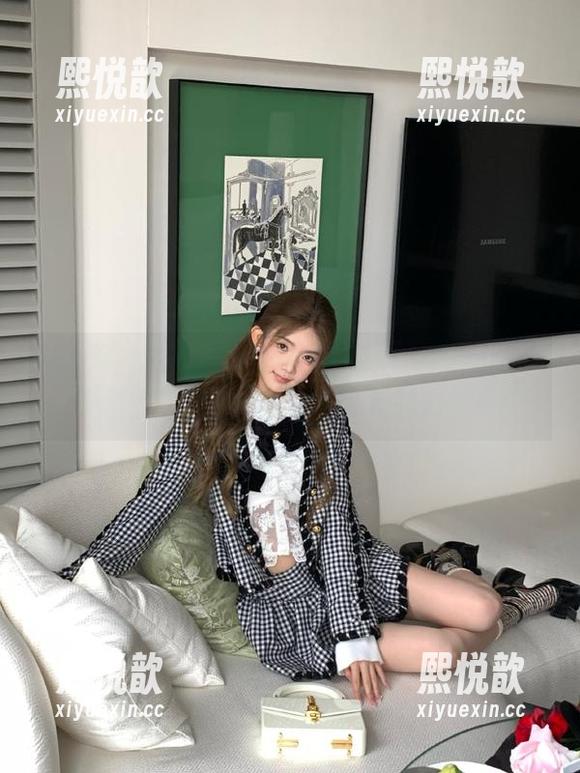 秀人网 - 在线高清摄影分享：媃柔rourou带你领略礼服的迷人魅力