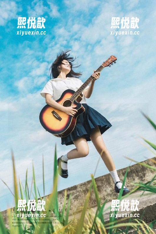 秀人网 - 安琪Yee泳池写真：在水中发现生活的诗意与艺术作品