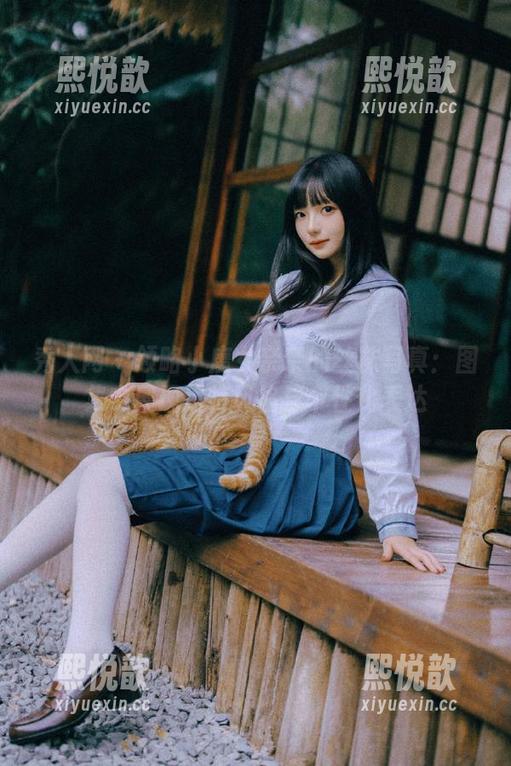 秀人网 - 领略小魔女奈奈的丝袜写真：图集中展现独特风格与个性化表达