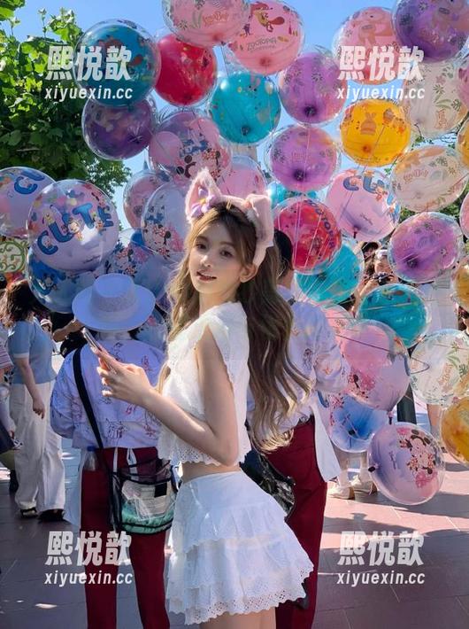 秀人网 - 尤Una娜婚纱高清图集：穿越光影，见证浪漫与优雅的交织