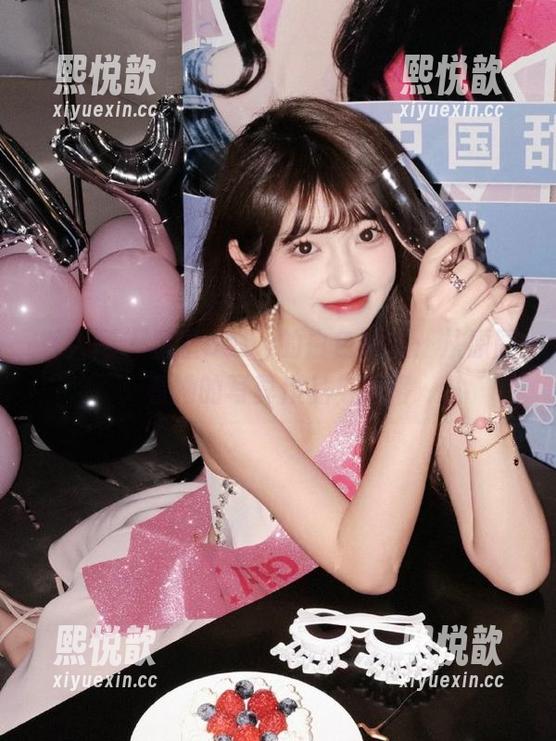 秀人网 - 星星baby的白色幻想：从原图看她的写真作品与风格