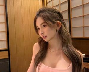 秀人网 – 李金金制服写真原图精选，演绎出青春与活力的完美融合