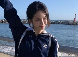秀人网 – 私房红裙写真：琳琳ailin在绚丽色彩中绽放的迷人图片