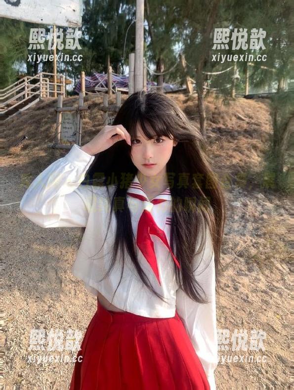 秀人网 - 白露小猪少女写真套图合集，展现纯真与活力的瞬间