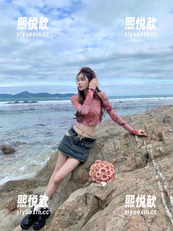 秀人网 - 走进萌白酱眼镜图包分享，尽情欣赏她的时尚与青春气息！
