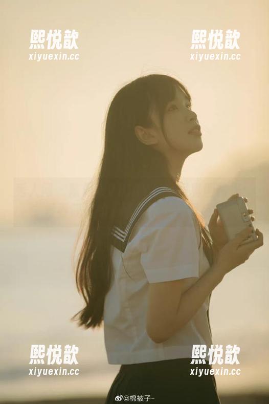 秀人网 - 陈雅漫VICKY少女写真图片集：青春靓影的温柔碰撞与绚丽色彩