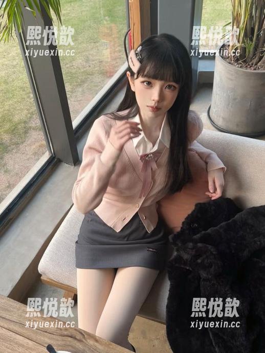 稚乖画册 - 赤西夜夜带来的私拍视觉盛宴，裤里丝的每一个细节都在新套图中流光溢彩！