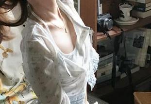 紧急企划 – 暗夜中的光辉：小恩无圣光写真展现学妹的独特风格与气质