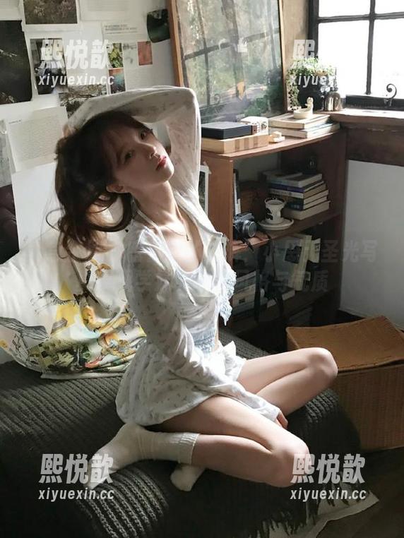 紧急企划 - 暗夜中的光辉：小恩无圣光写真展现学妹的独特风格与气质