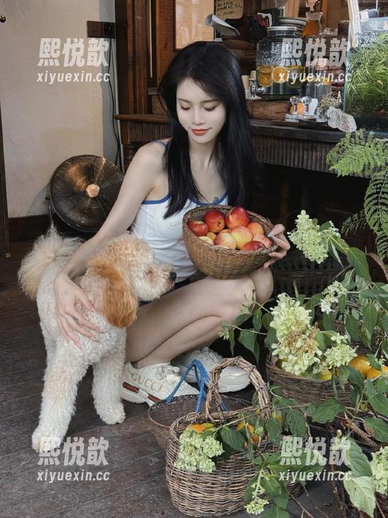 紧急企划 - 一起观看樱樱樱可的泳池写真，探索她镜头下的绚丽与生动图片吧！
