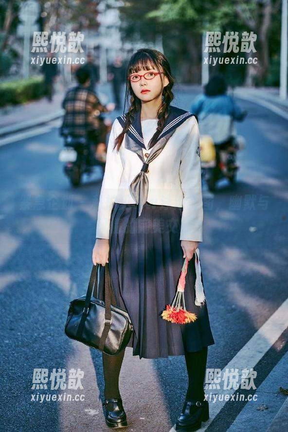 紧急企划 - 私拍见希w泳池美图，幽默与风情的完美交融