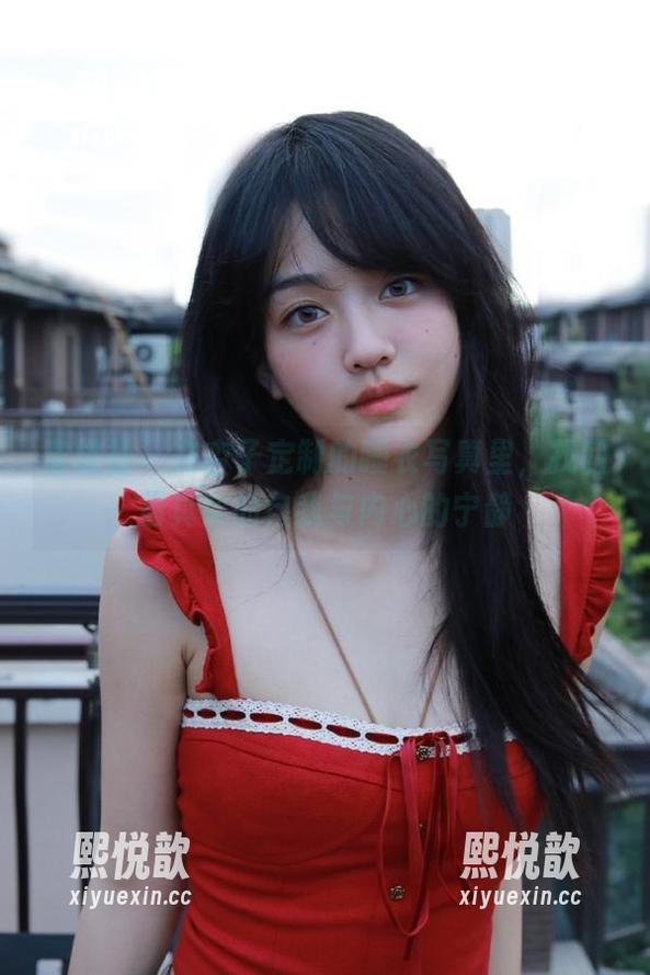 蜜桃社 - 在杏子定制的睡衣写真里，找回最真实的自我与内心的宁静