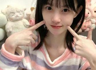 袜啵啵 – 私拍作品中的小安美脚，原图打造时尚与性感的完美契合