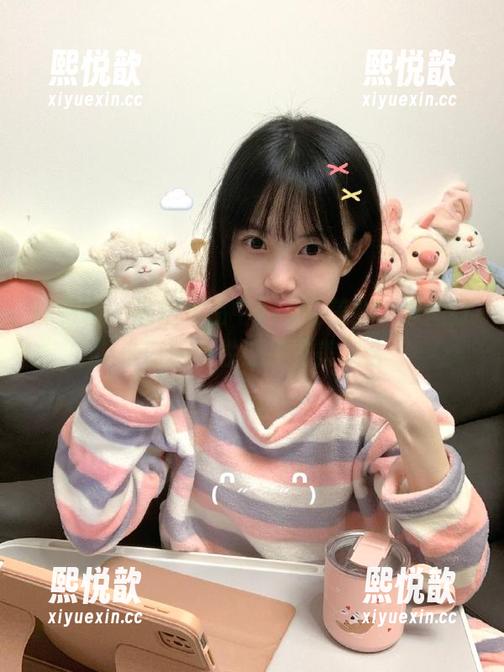 袜啵啵-小安 袜啵啵 - 私拍作品中的小安美脚,原图打造时尚与性感的完美契合