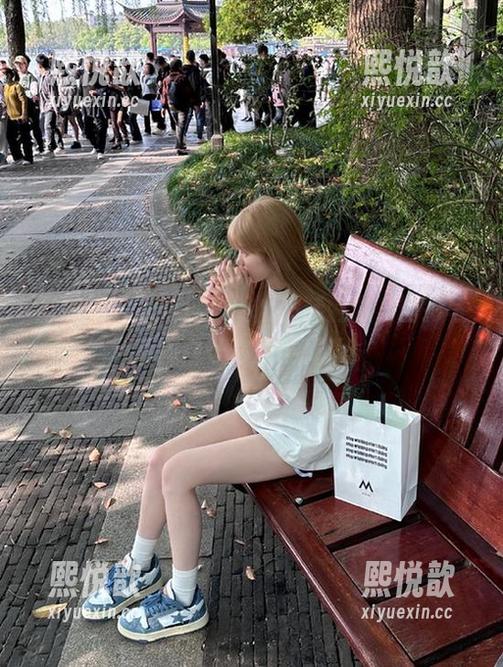 袜啵啵 - 享受瑶瑶的帆布鞋魅力，精彩写真图包让你爱不释手！