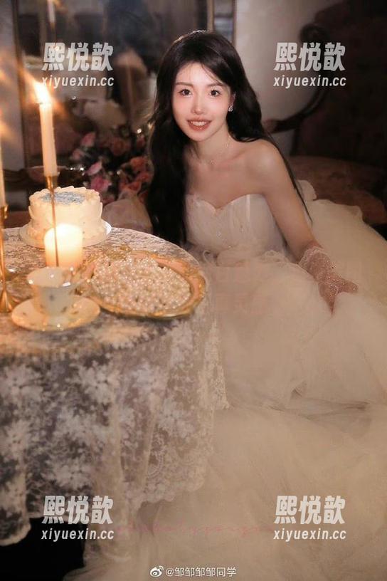 袜小喵 - 探索小唯的纯白魅力，免费美图助你收集写真灵感