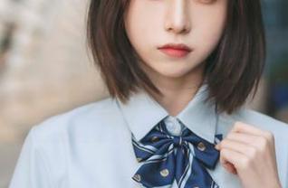 许岚LAN以韩系制服写真为主题，分享无尽灵感与美丽壁纸