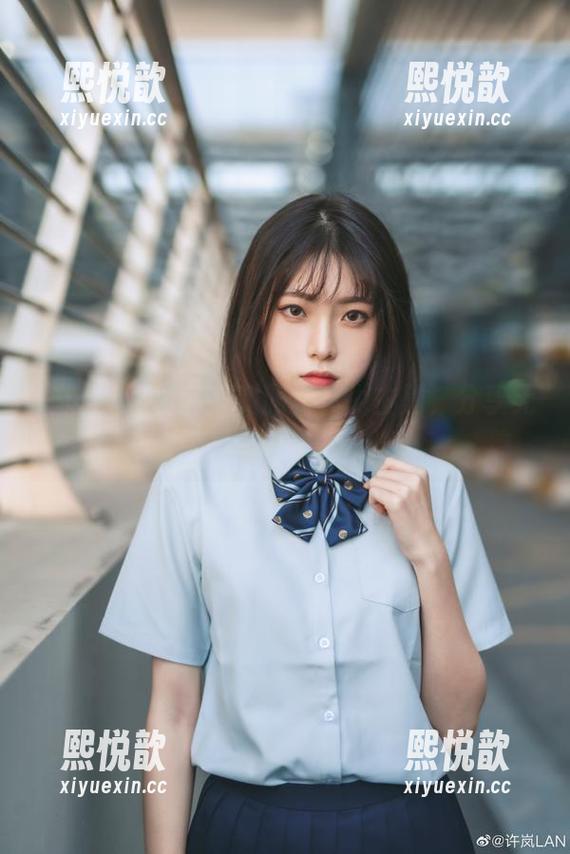 许岚LAN以韩系制服写真为主题，分享无尽灵感与美丽壁纸