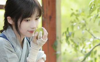 微密圈 – 轩子巨2兔最新图集：新年快乐，阳光下的迷人瞬间等你来赏！