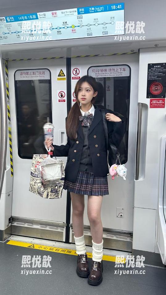 微密圈 - 一组最新的轩子巨2兔酒红礼服写真合集，感受视觉的极致享受