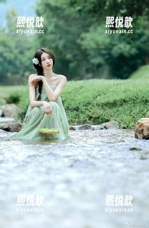 微密圈 - 细看轩子巨2兔的白裙美图，照片中那些小心机真是别具一格啊！