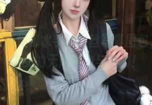轻兰映画揭秘水手服黑丝写真图包，展现少女的无限魅力与活力！