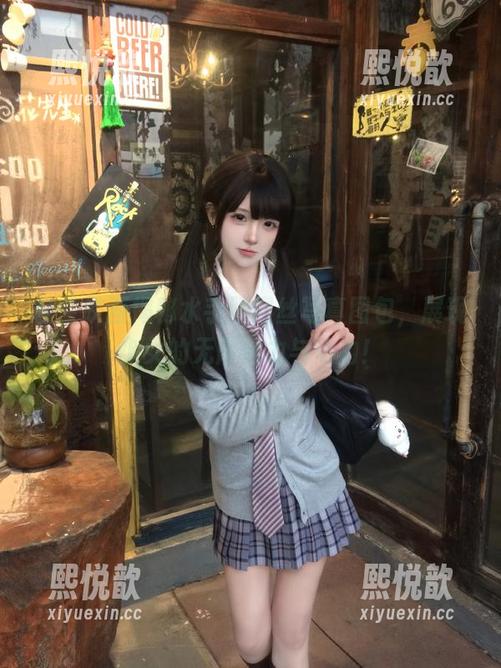轻兰映画揭秘水手服黑丝写真图包，展现少女的无限魅力与活力！
