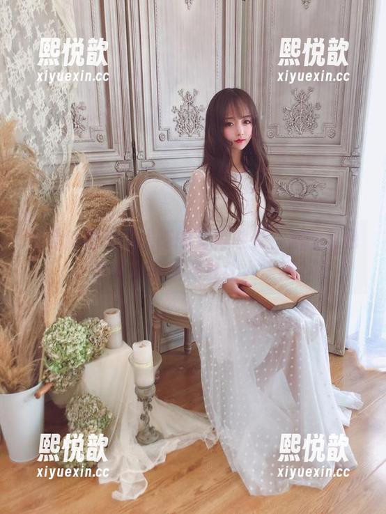 观看过期米线线喵的写真感受，她的黑色皮衣与条纹黑丝让人惊艳