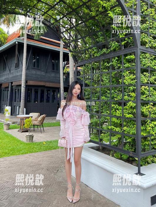 过期米线线喵私房图集：在比基尼中绽放自信与优雅