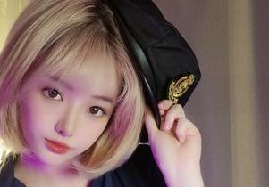 探索雯妹不讲道理低胸果足写真,独家网盘下载带给你不一样的惊喜!