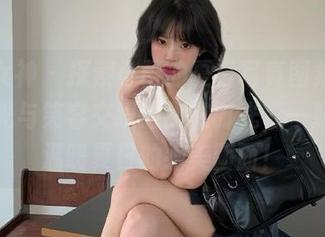 青丘女神 – 探索小雷的夏日写真图集，追寻阳光与笑容交织的甜蜜时光，一起享受温暖夏日的绝美画面！